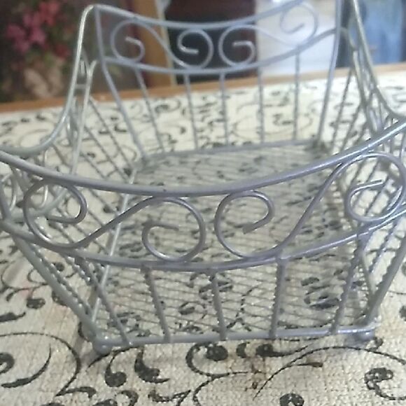 Elegant Gray Metal Wire Basket - Picture 2 of 8